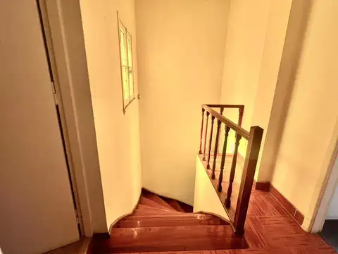 Chalet. 4 Amb. en Venta. con Patio y Garage Cubierto