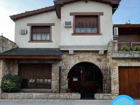 Chalet. 4 Amb. en Venta. con Patio y Garage Cubierto