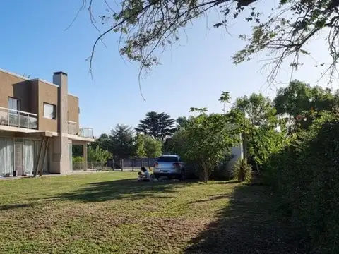 VENTA CASA GENERAL RODRIGUEZ SOBRE 4 LOTES 1.728 M