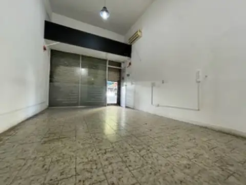 EXC LOCAL S/AV, RIVADAVIA CON VIVIENDA DE 3 AMBIENTES CON PATIO, TERRAZA Y QUINCO SIN EXPENSAS