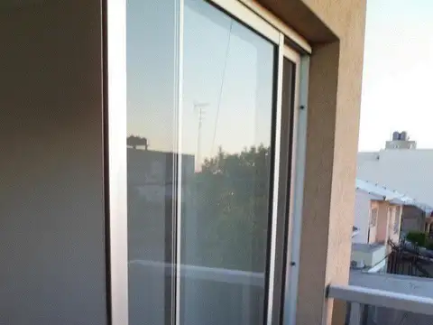 departamento dos ambientes en moron al frente con balcon