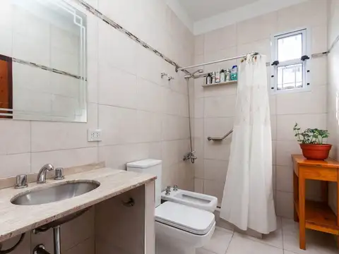 Casa 5 ambientes con 2 baños
