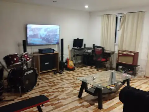 Casa 8 ambientes con 2 baños