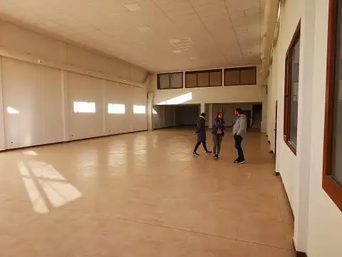 Gran Local Comercial sobre calle Gallardo. con salón doble altura preparado para Oficinas.