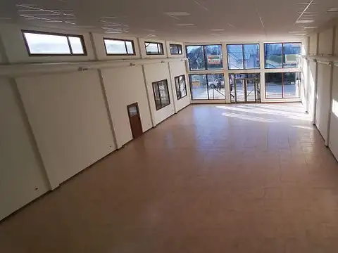 Gran Local Comercial sobre calle Gallardo. con salón doble altura preparado para Oficinas.