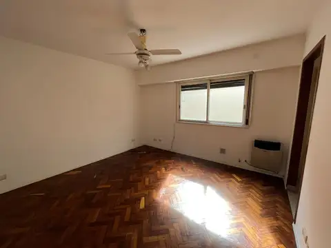 Excelente depto de 2 amb en primer piso por escalera muy buen estado y luminoso 