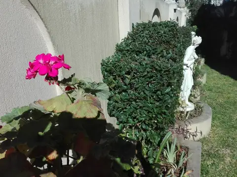 Casa 6 ambientes con 2 baños