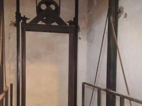 Galpón con vivienda en venta