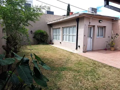 CASA 4 AMB EN VENTA EN HAEDO CON JARDIN Y QUINCHO