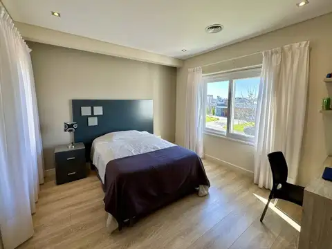 Casa en Venta con 4 cocheras