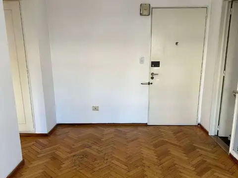 LUMINOSO DEPARTAMENTO DE DOS AMBIENTES AL FRENTE CON AMPLIO BALCON