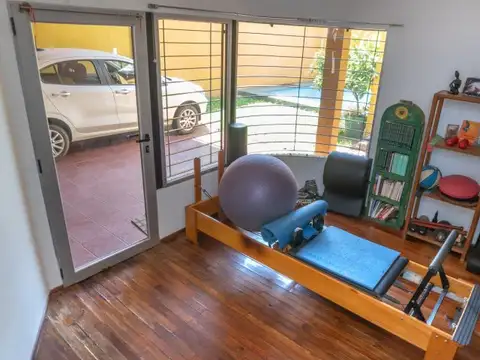 CASA EN VENTA. 4 HABITACIONES. PILETA. 2 COCHERAS.