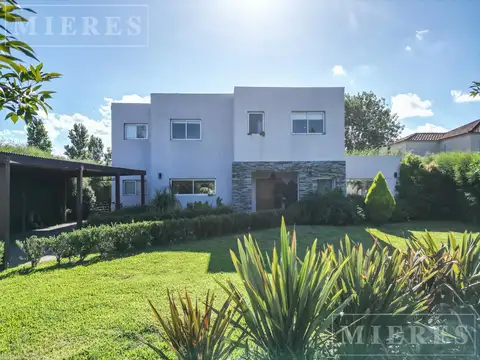 Casa en venta A la Laguna en  San Benito, Villanueva.