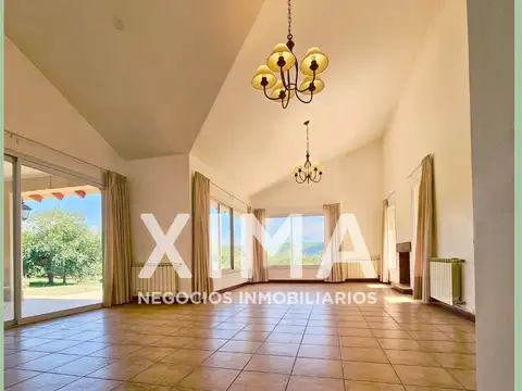 Casa en Alquiler con 3 cocheras