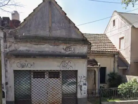 Casa en venta en 2 plantas a refaccionar con jardin