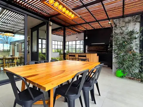 Casa en Alquiler con 2 cocheras