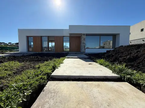 Casa de 4 ambientes en Barrio Privado Arenas Chico