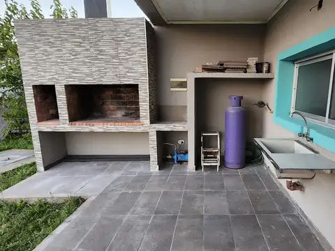 Casa 4 ambientes con 2 baños