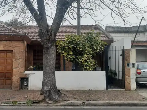 BAJO EL PRECIO APTA CREDITO Casa de 4 amb c/garaje,fondo con quincho y parrilla,toma propiedad en parte de pago