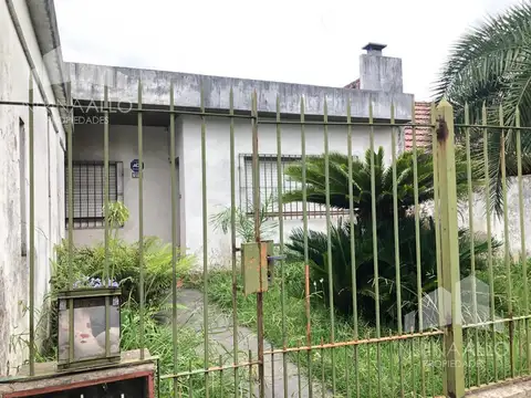 VENTA CASA A RECICLAR CON FONDO AMPLIO