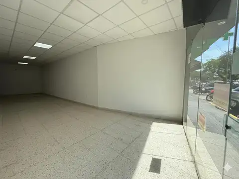 LOCAL COMERCIAL EN AV. ARISTÓBULO DEL VALLE