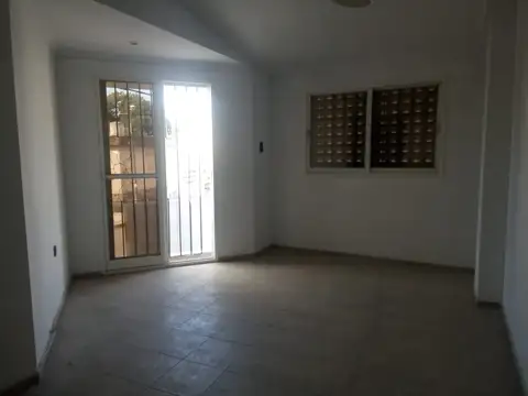 Casa 9 ambientes con 2 baños