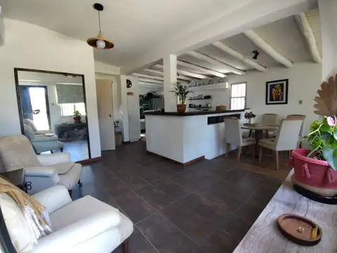 Casa 4 ambientes con 2 baños