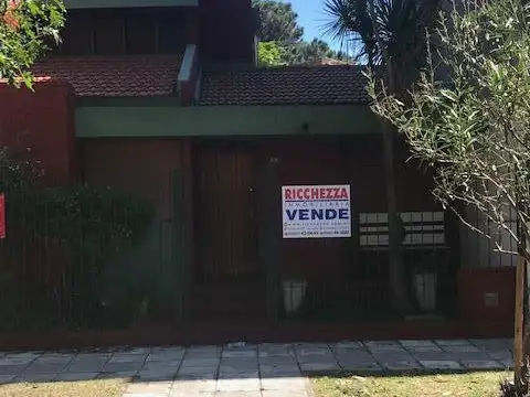 CHALET DE 4 AMBIENTES A METROS DEL CENTRO Y DEL MAR