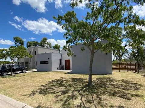 Casa en venta - Santa Emilia con fondo al sendero verde