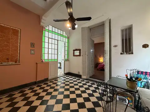 Venta - Casa de dos dormitorios, jardín, patios, terraza y quincho en La Tablada, Rosario
