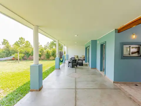 Casa 4 ambientes con 2 baños