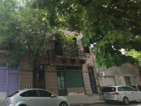 112 M2 SUP. TOTAL  3 AMB Y 1/2  AL FRENTE CON BALCÓN, 1ero  X ESCALERA..