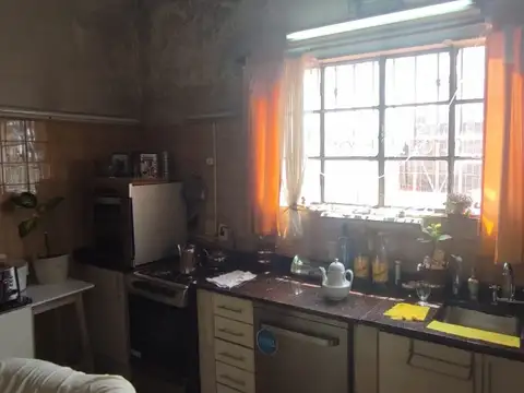 112 M2 SUP. TOTAL  3 AMB Y 1/2  AL FRENTE CON BALCÓN, 1ero  X ESCALERA..