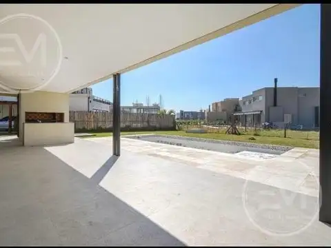 Casa 5 ambientes con 3 baños