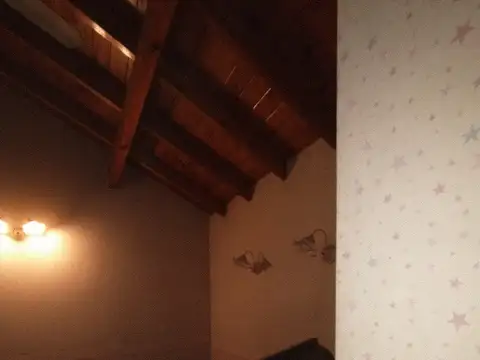 Casa robusta de 5 dormitorios y parque.