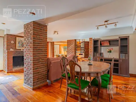 Casa en Venta con 3 cocheras