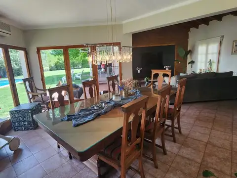 Casa en Venta con 2 cocheras