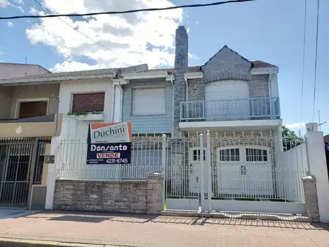 CHALET EN DOS PLANTAS CON JARDIN Y FONDO LIBRE