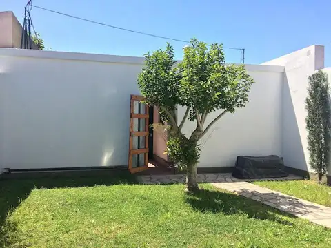 CHALET EN DOS PLANTAS CON JARDIN Y FONDO LIBRE