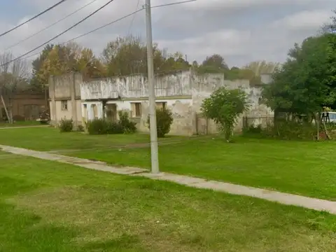 VENTA DE CASA A REFACCIONAR CON GRAN LOTE - TORINO
