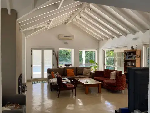 Casa en Venta con 3 cocheras