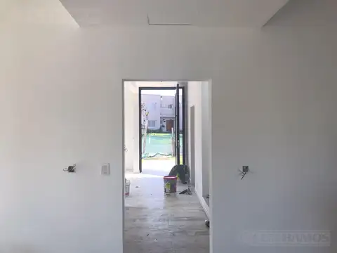 Casa en EL Canton Norte a la Laguna PG a estrenar con piscina