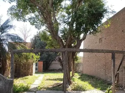 2 Locales, casa 2 dormitorios arriba y terreno al fondo