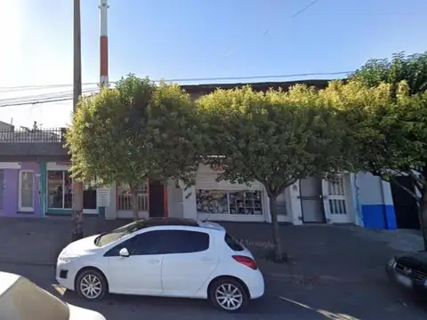 2 Locales, casa 2 dormitorios arriba y terreno al fondo