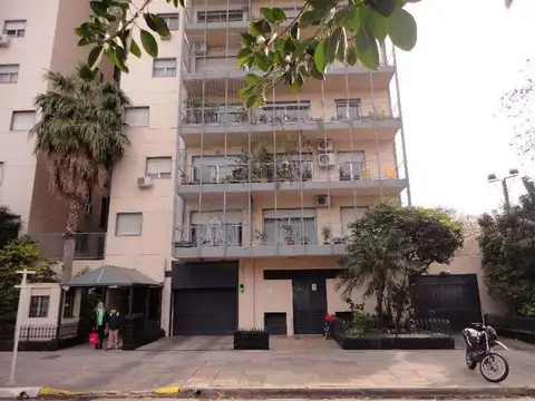 Departamento 4 ambientes al frente  vista panorámica al ciudad y al parque saavedra de fondo.