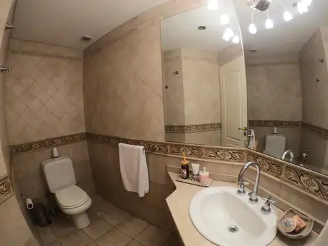 Casa 6 ambientes con 5 baños