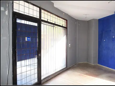 CALLAO 1100 LOURDES LOCAL EN ESQUINA c/FRENTE VIDRIADO