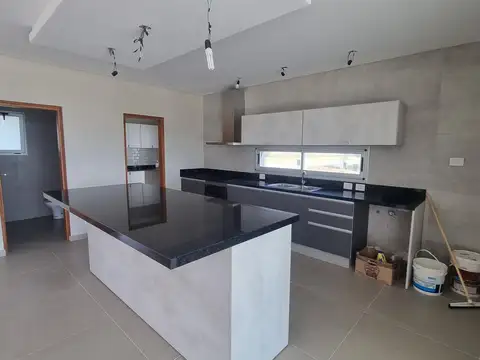 Casa 4 ambientes con 4 baños