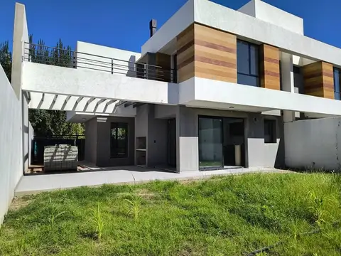 VENTA CASA TIPO DUPLEX DE TRES DORMITORIOS EN NQN