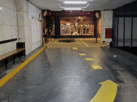 CENTRO COCHERA EN VENTA CON ASENSOR EN PEATONAL